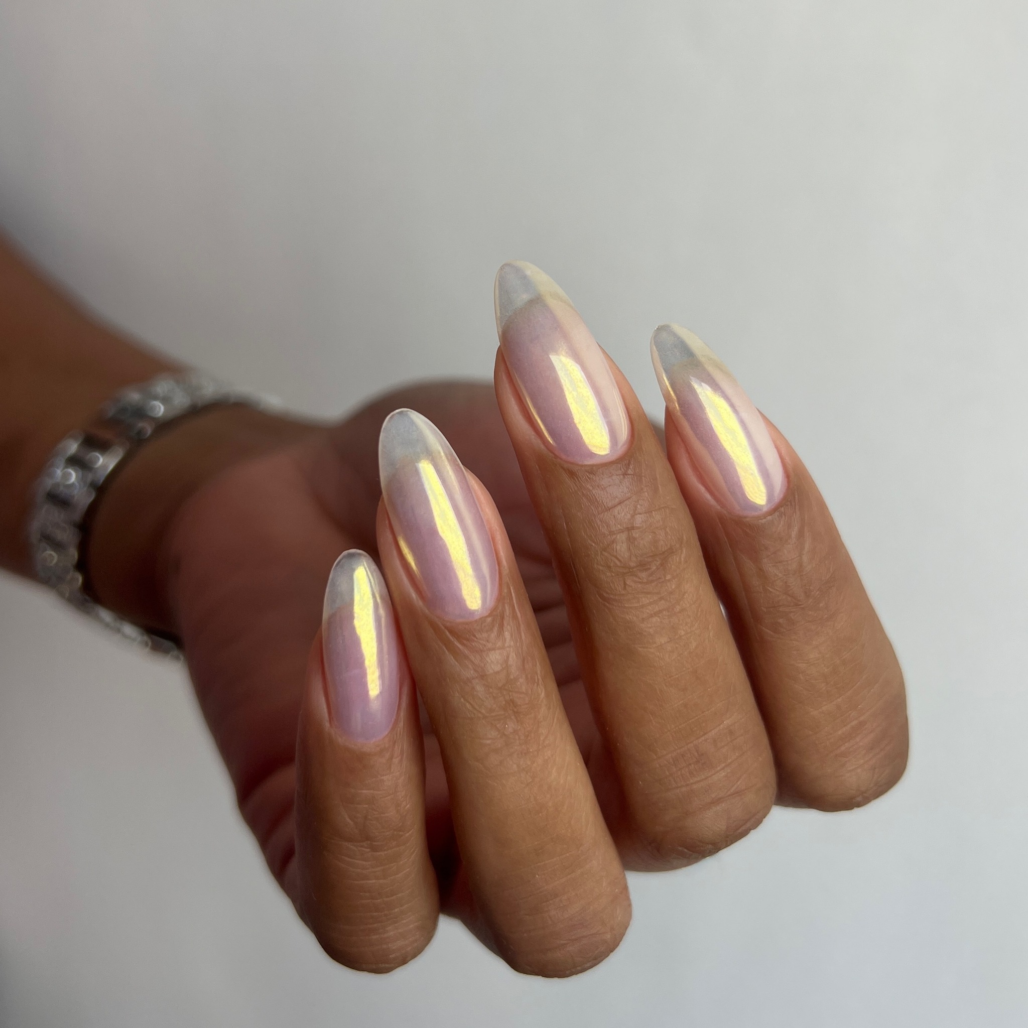 mani de chrome champagne