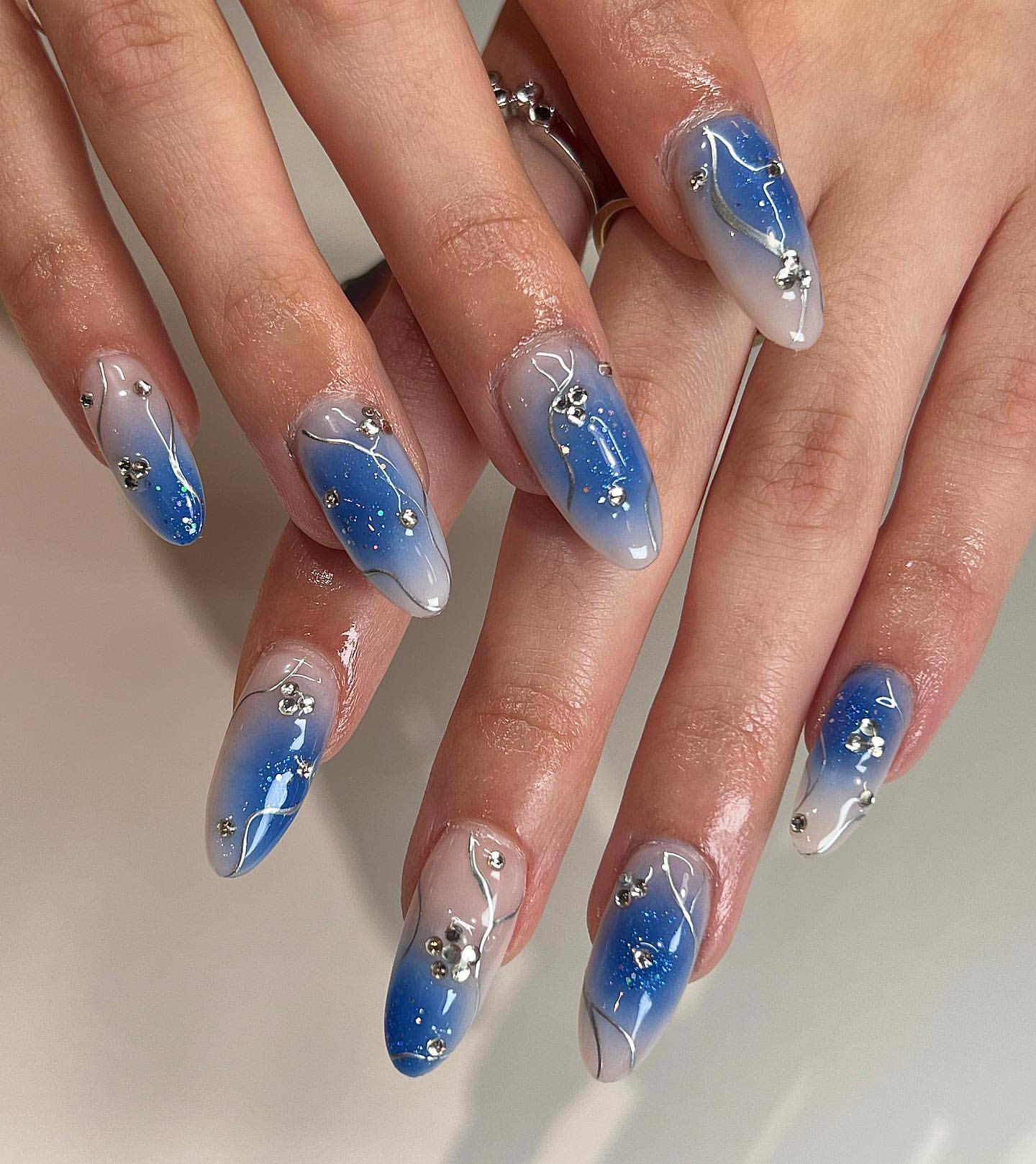 ongles bleus scintillants aura