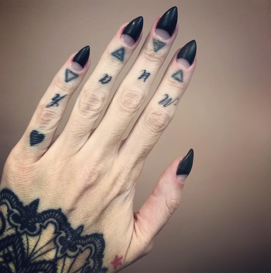 uñas de vampiro media luna