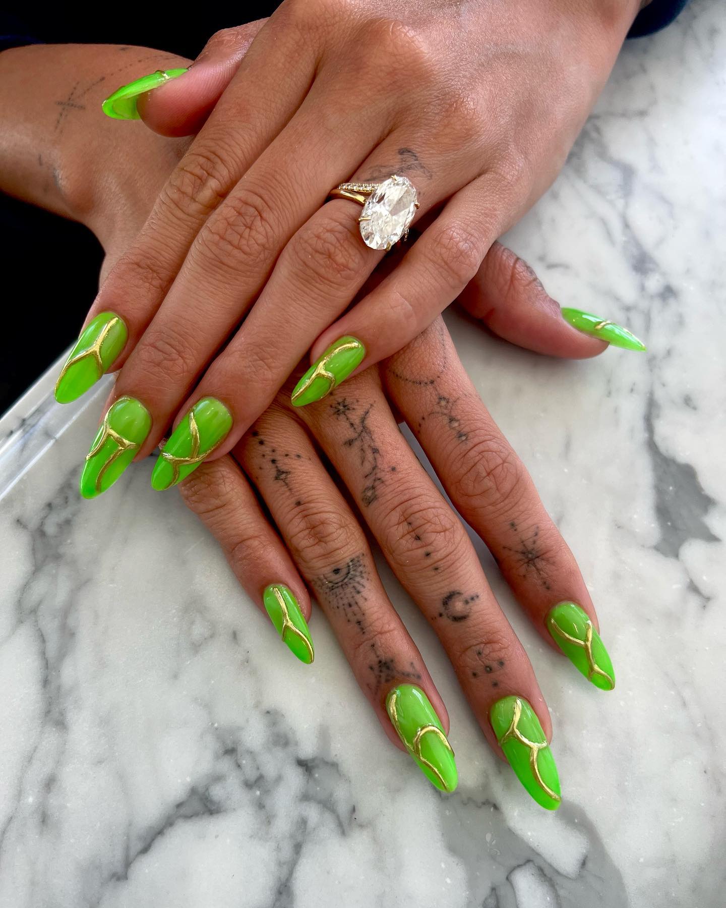 unhas verdes néon com dourado