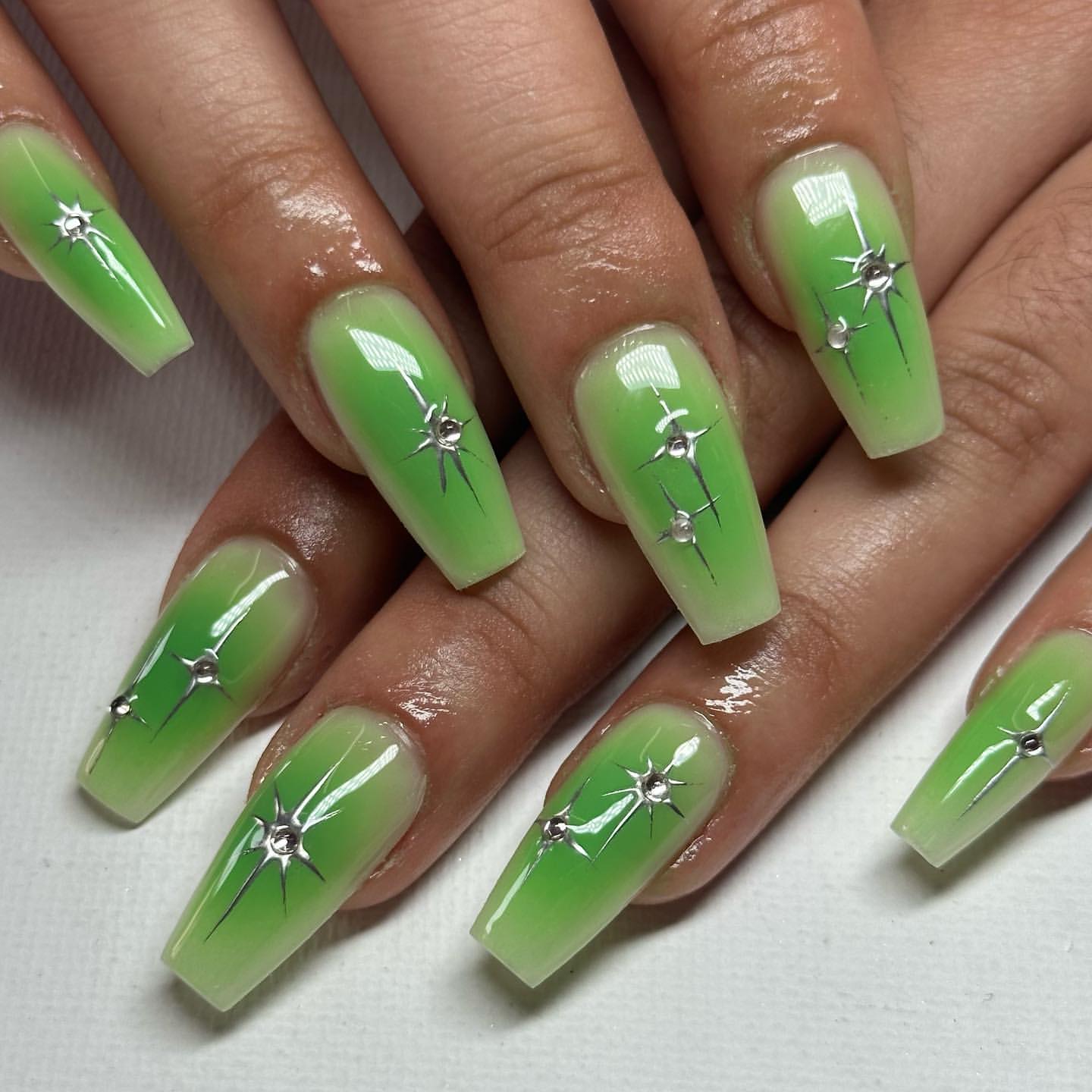 unhas starburst verde aura