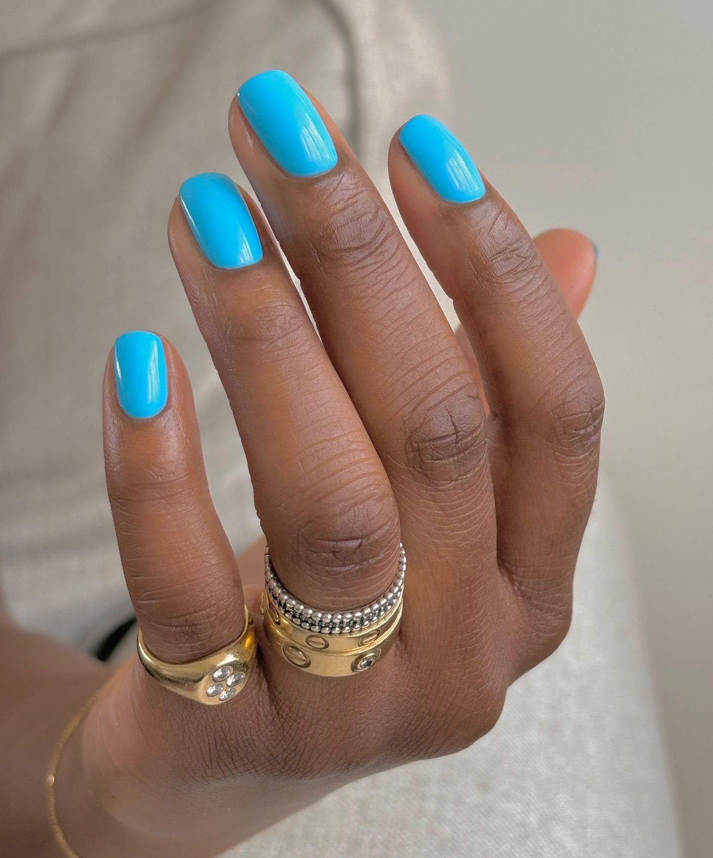 ongles bleu vif