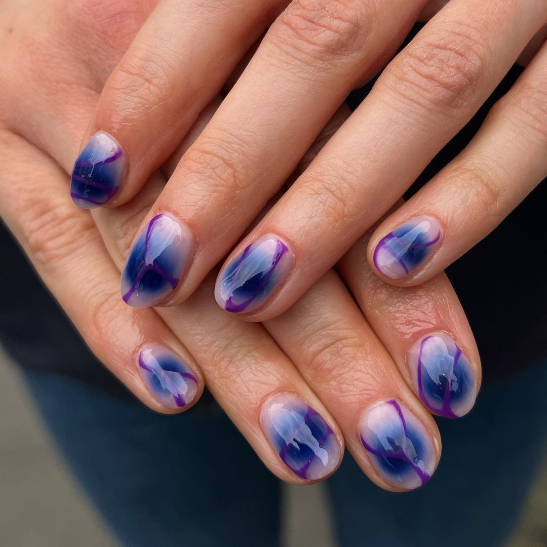 ongles indigo aura