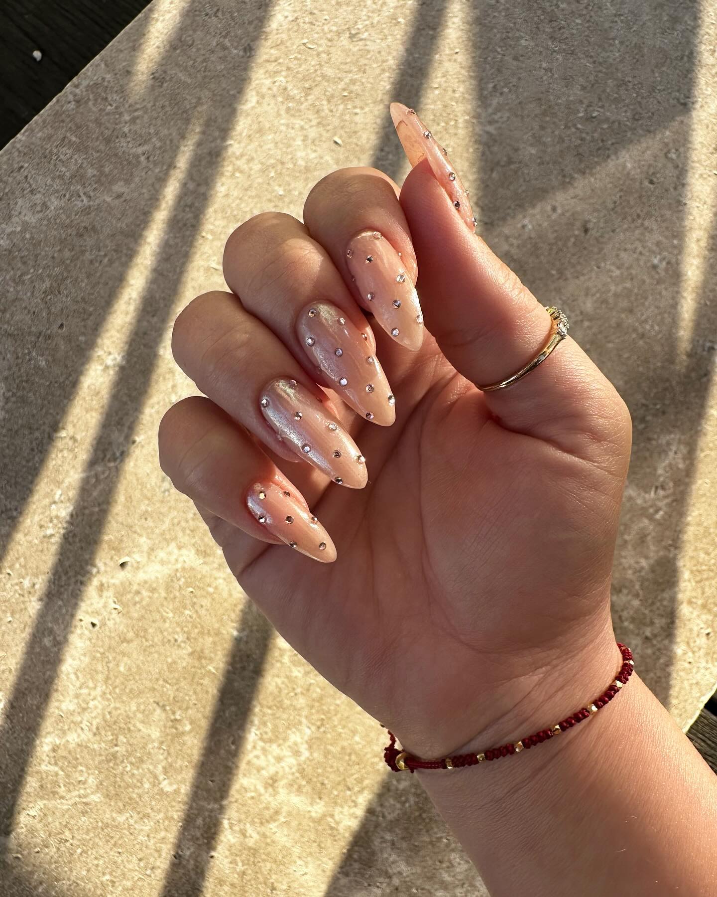 unhas nude com cristais