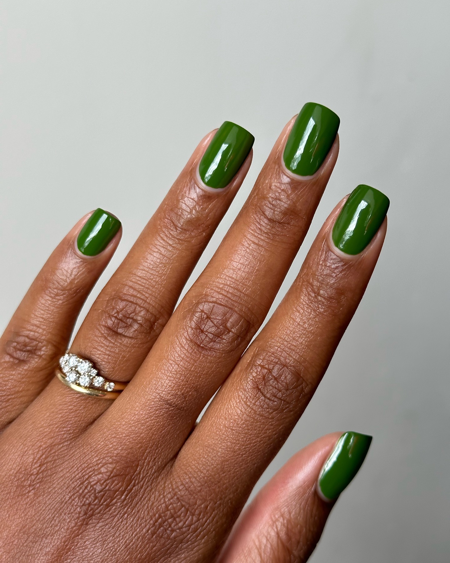 ongles verts brillants