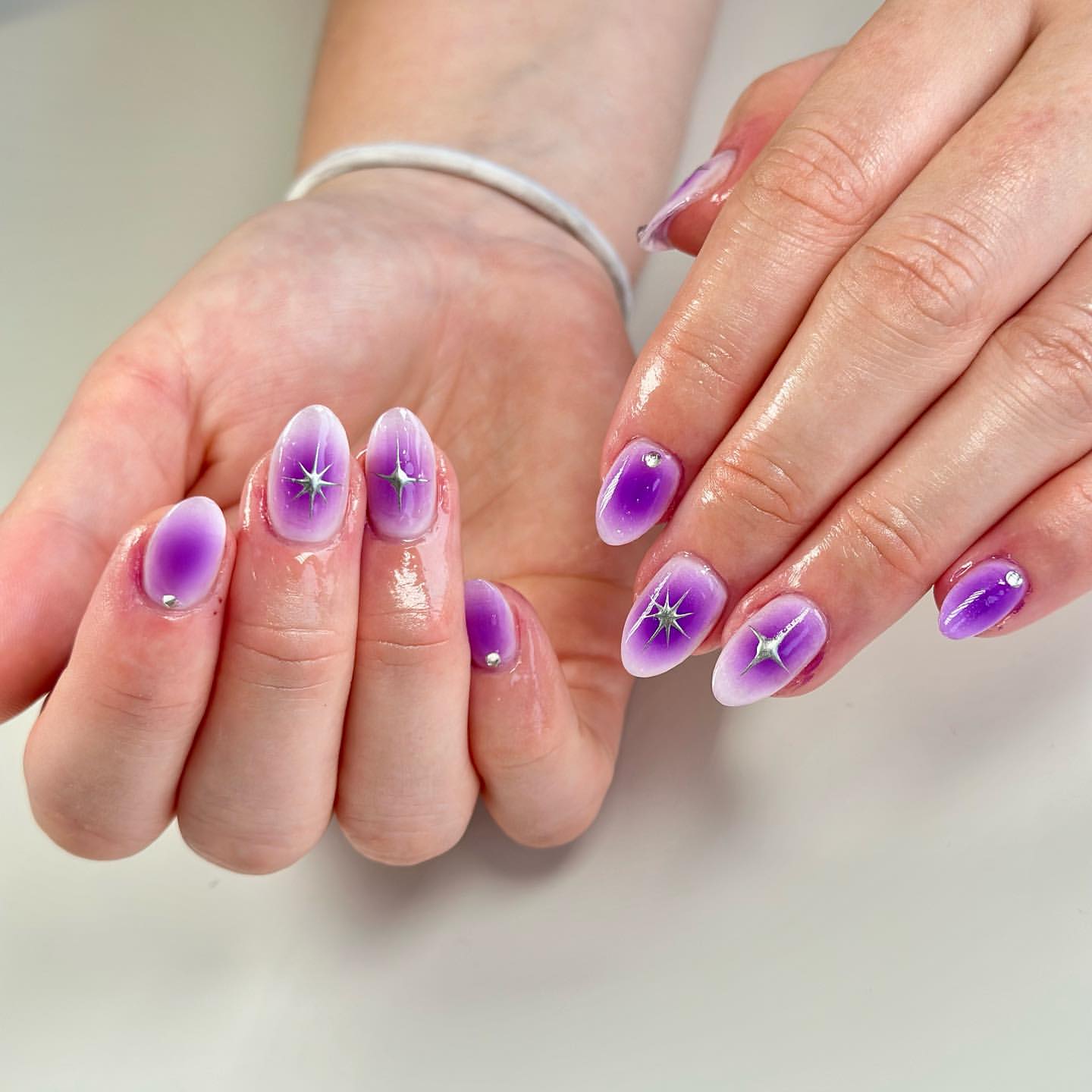 ongles mauves étincelants