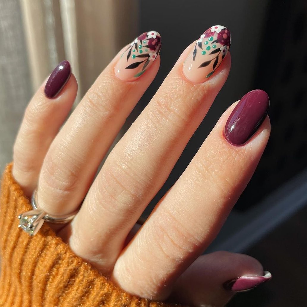 unhas florais em vinho