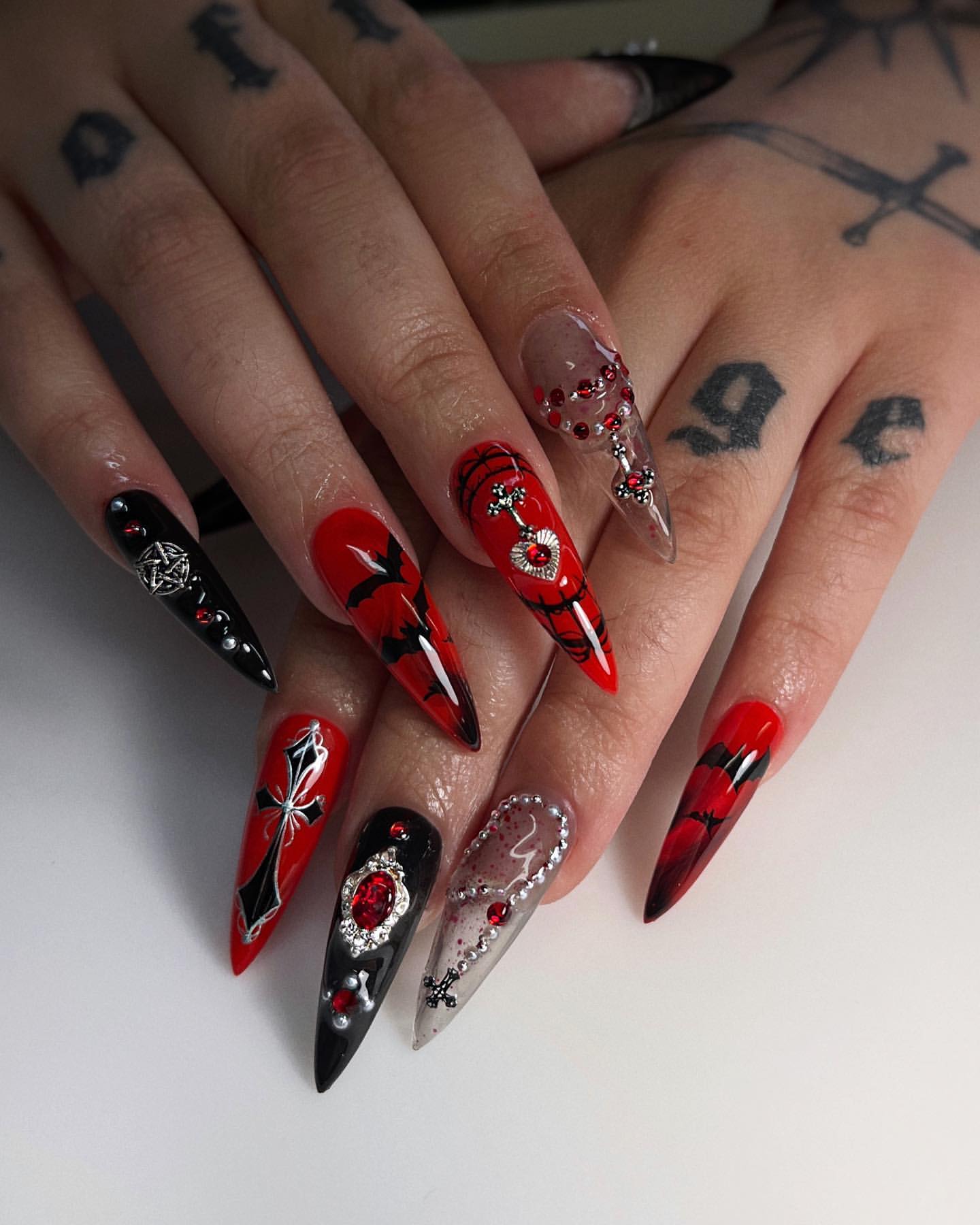 unhas vermelhas de vampiro