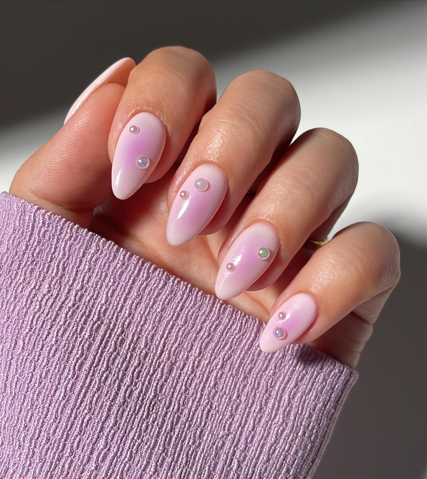 unhas aura rosa pálido com pérolas