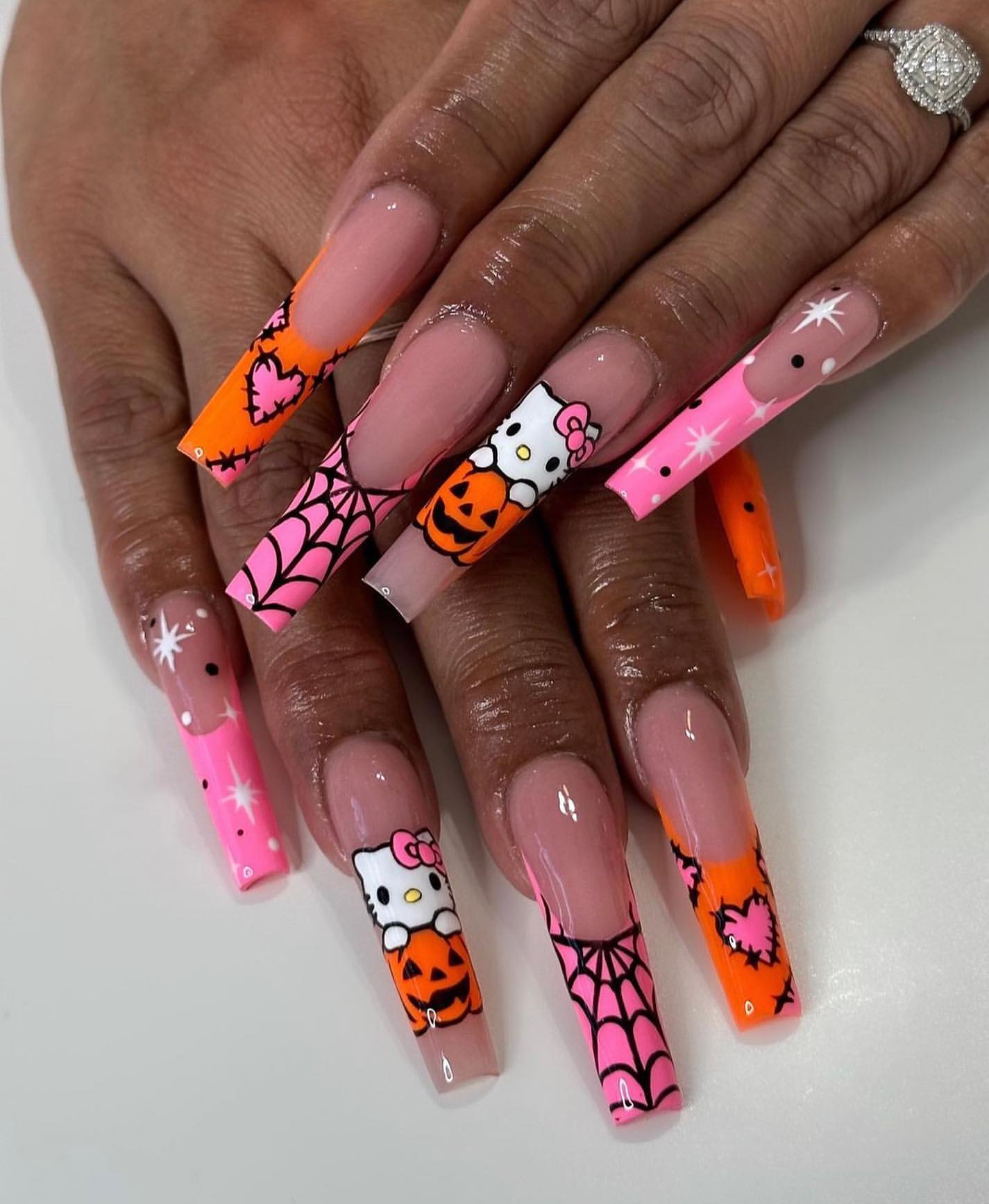 ongles d'halloween hello kitty