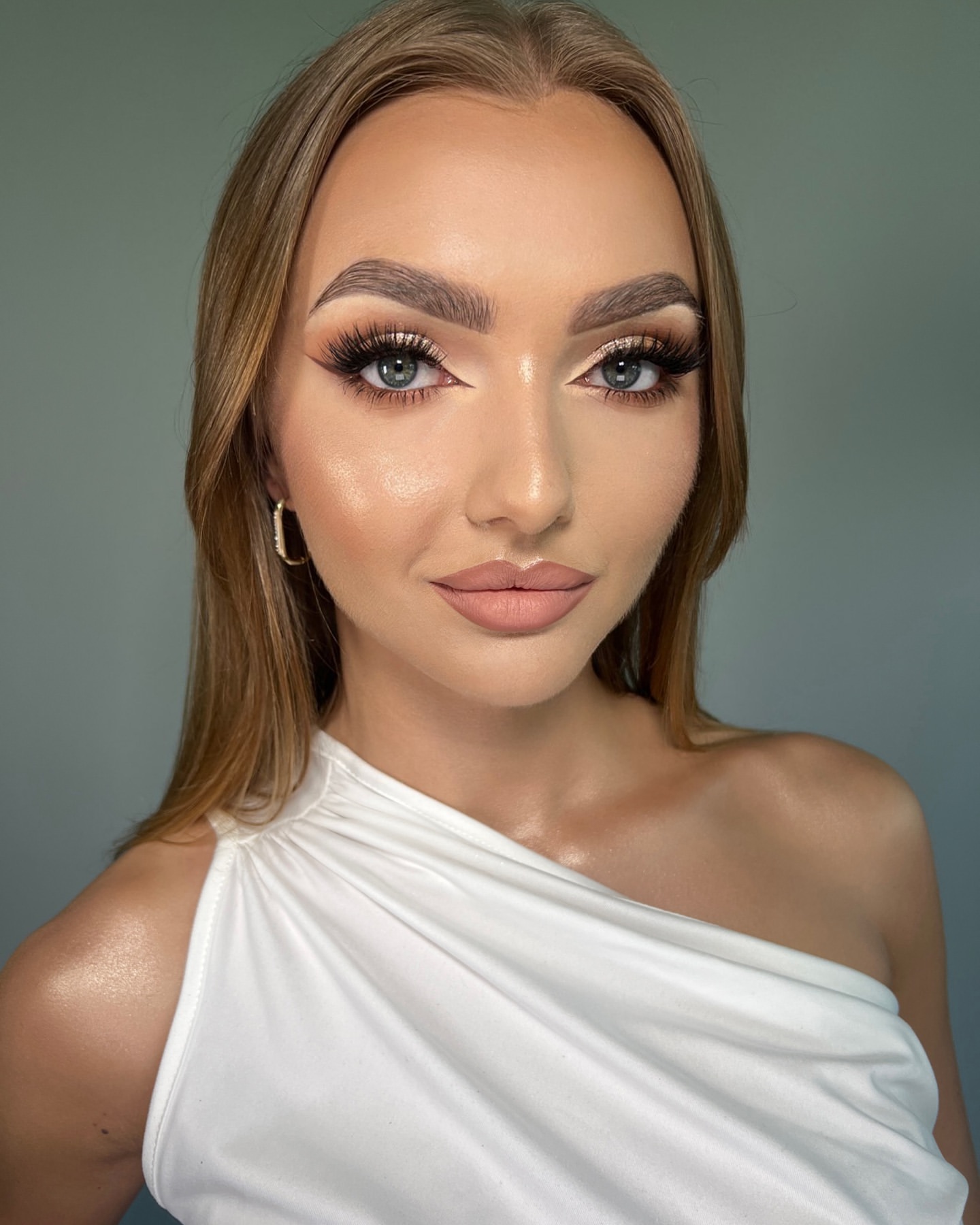 cut crease look for blue eyes