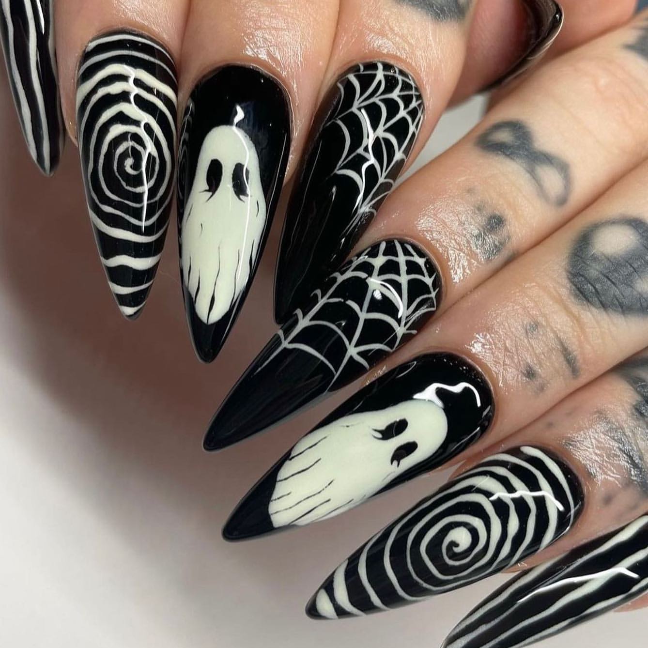 unhas de halloween a preto e branco