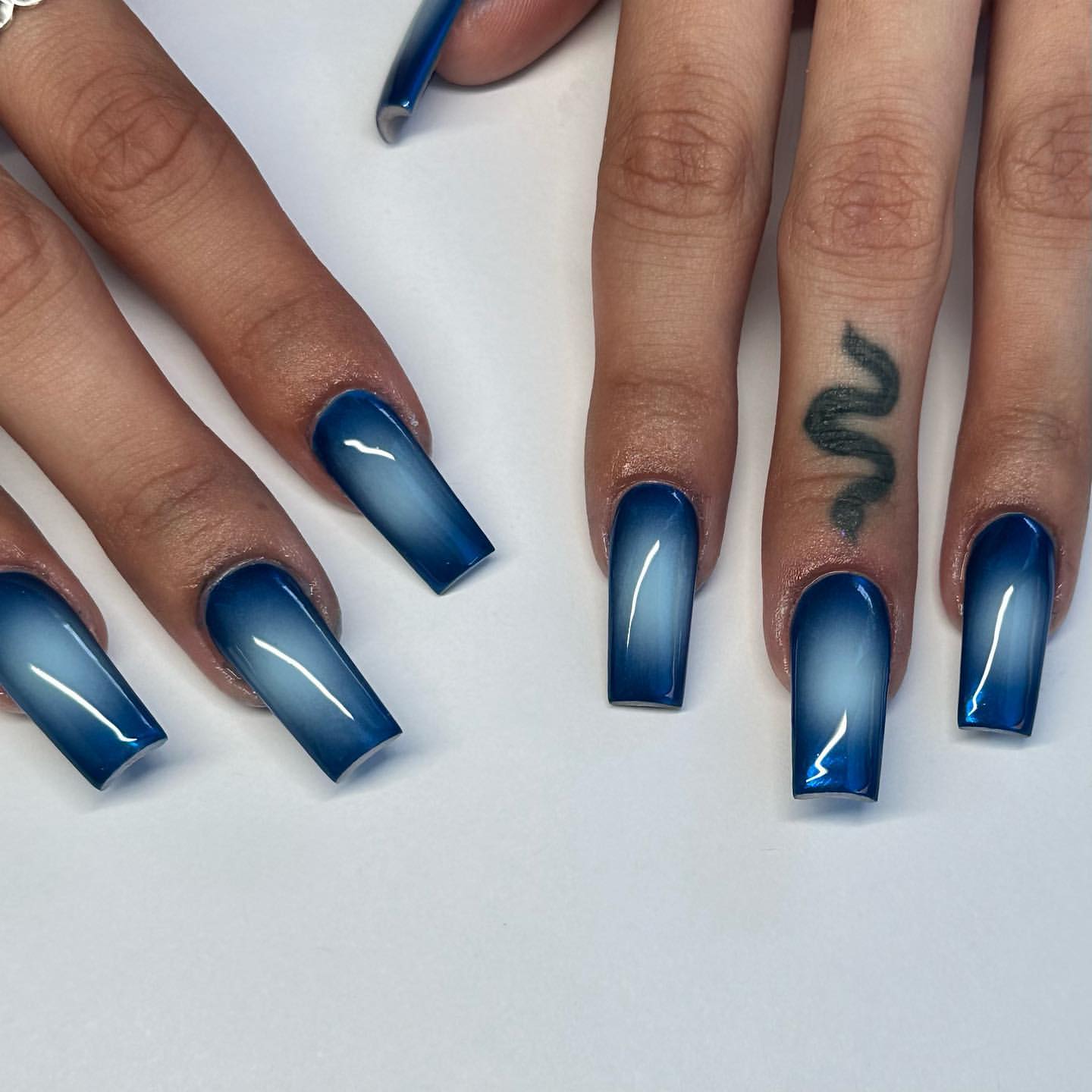 ongles bleu foncé aura