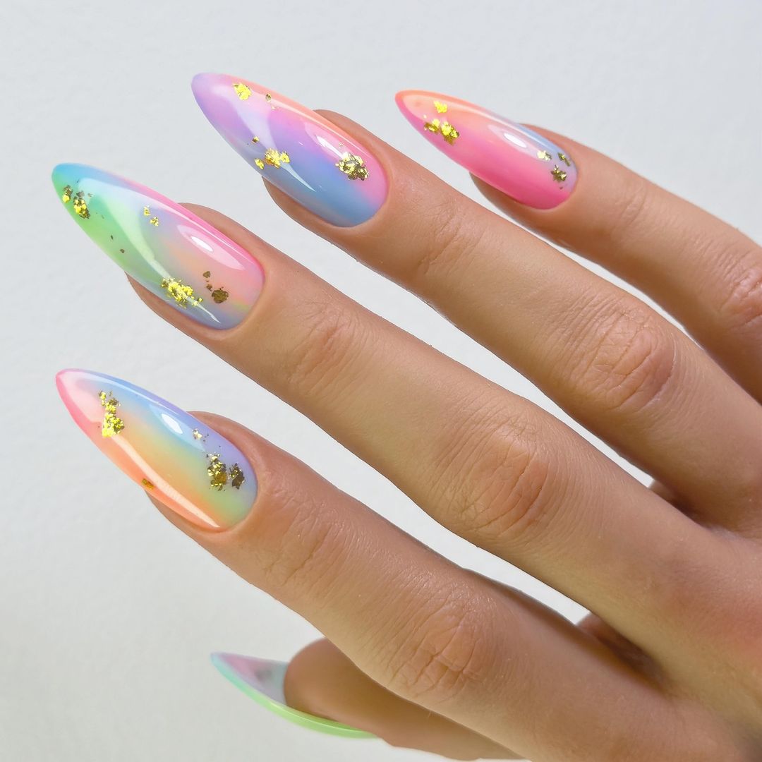 uñas esmaltadas arco iris