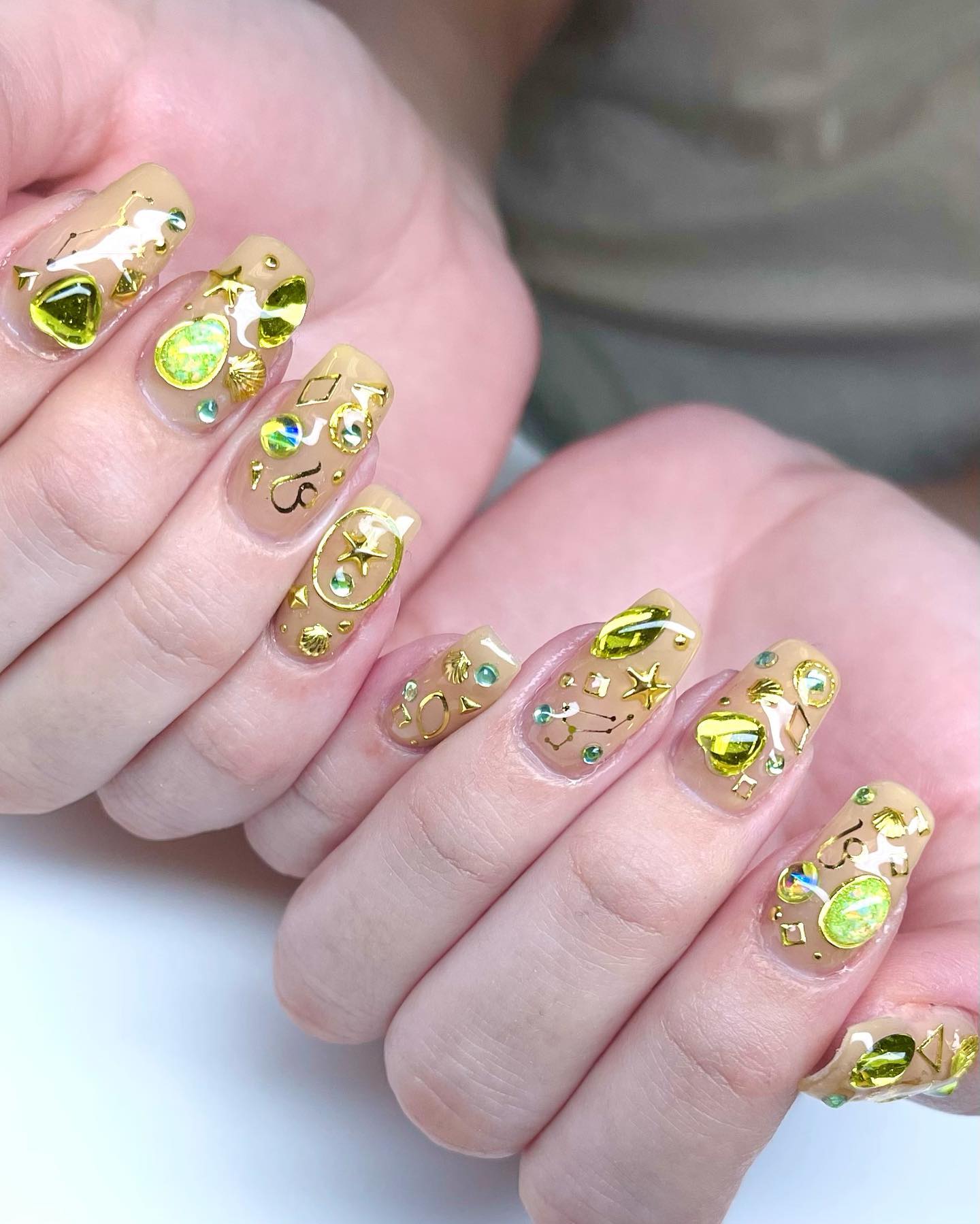 glam leo nails