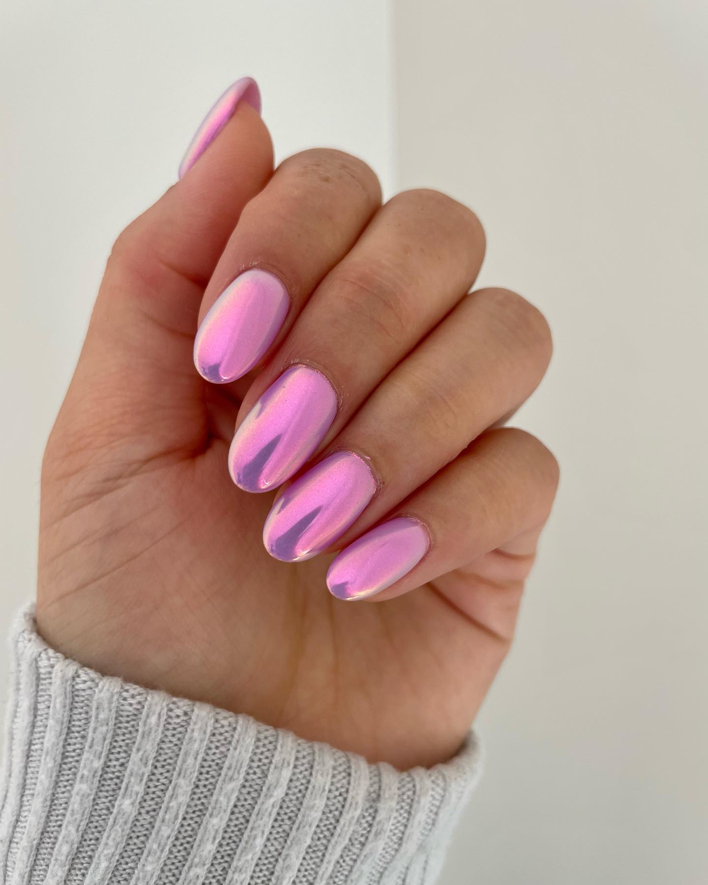 ongles rose métallisé