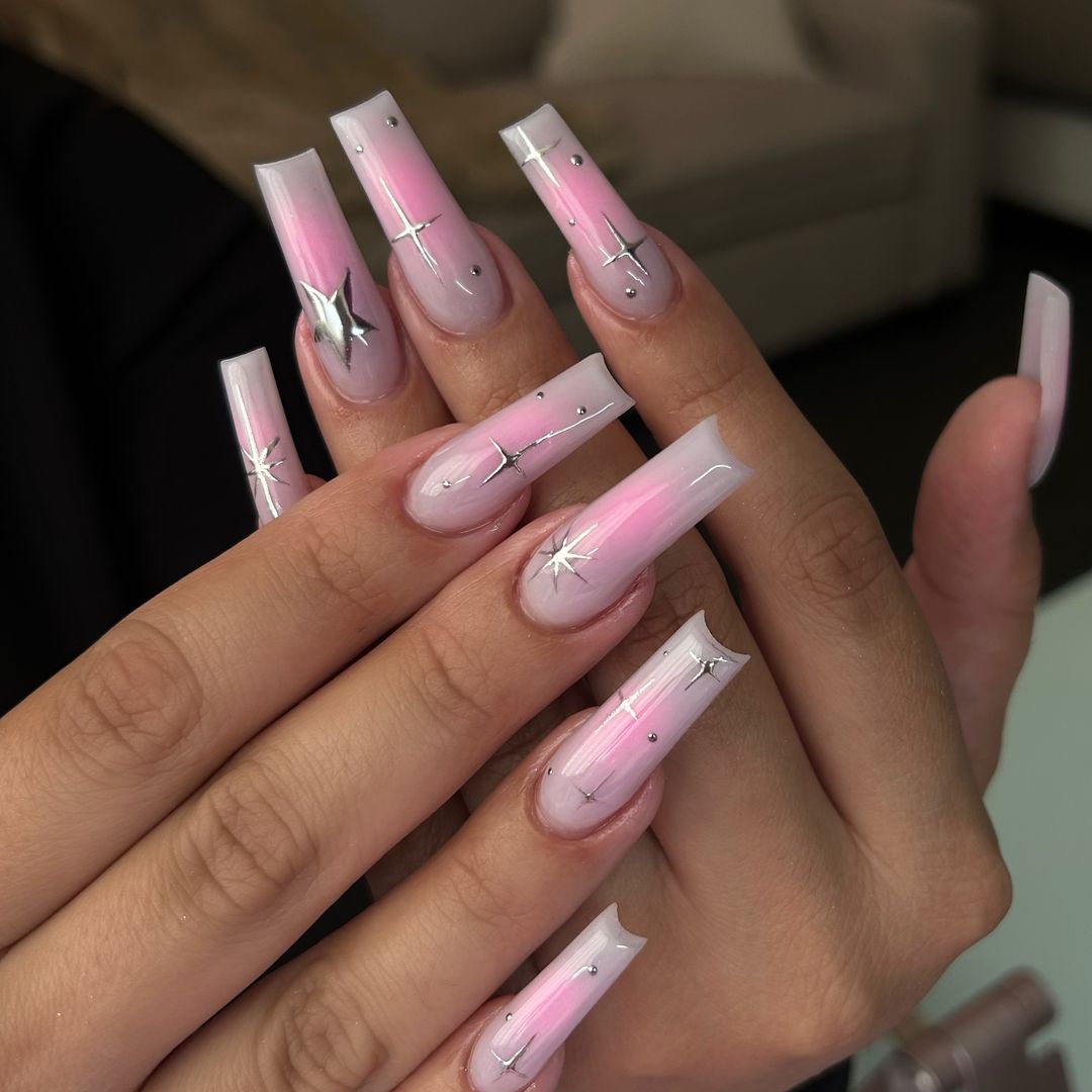 unhas aura cor-de-rosa com estrelas cromadas