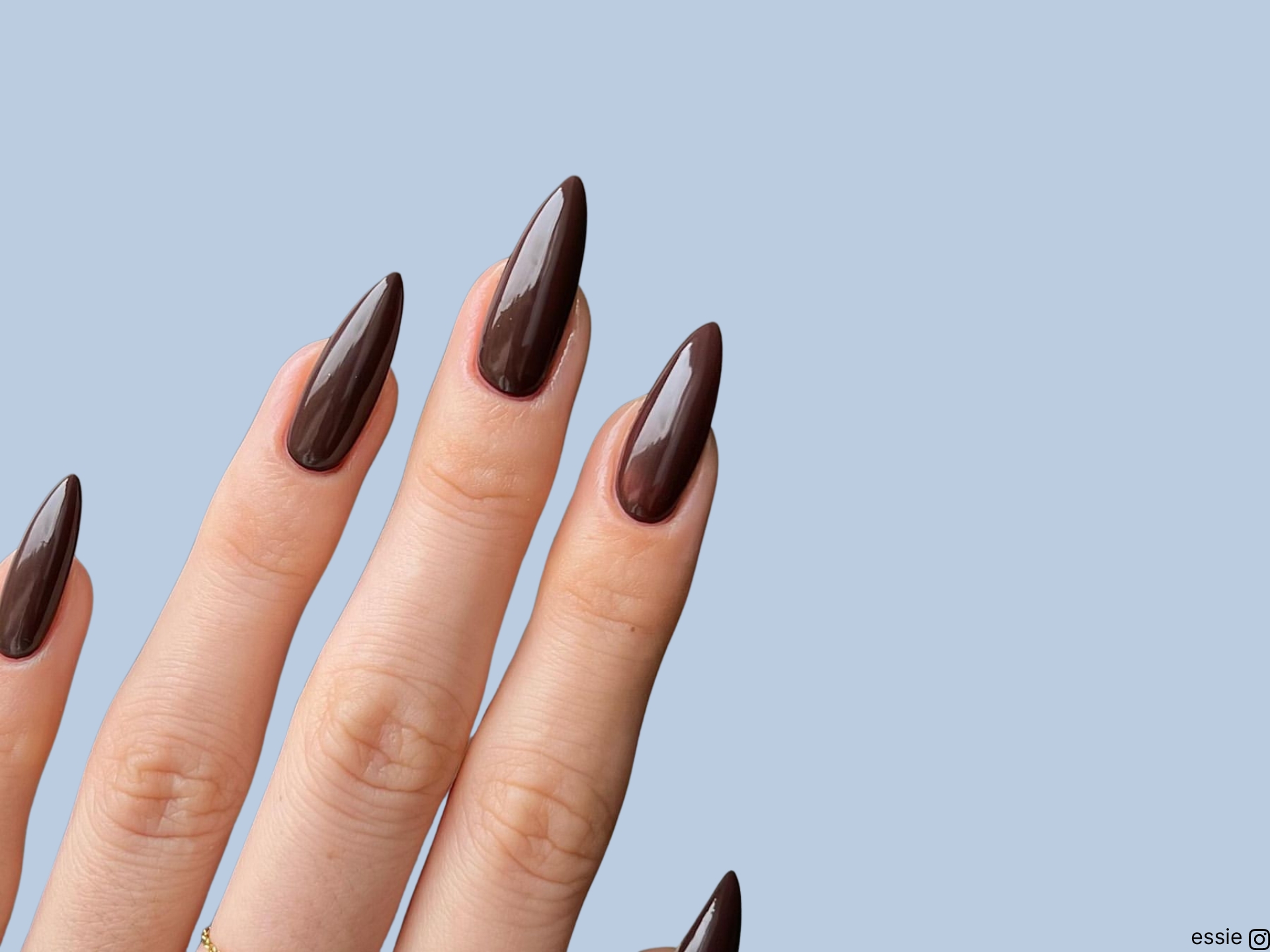 As unhas castanhas para o outono não são inovadoras, mas estes designs actualizados são tendência