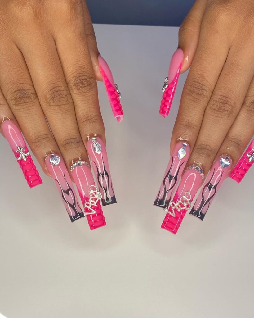 ongles rose vif pour l'anniversaire de la vierge