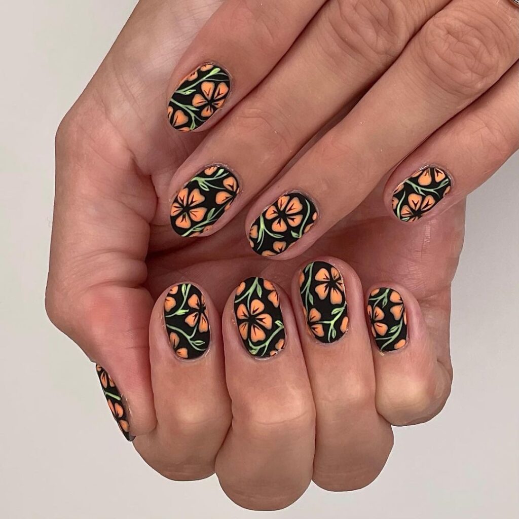 hojas y flores en uñas naturales