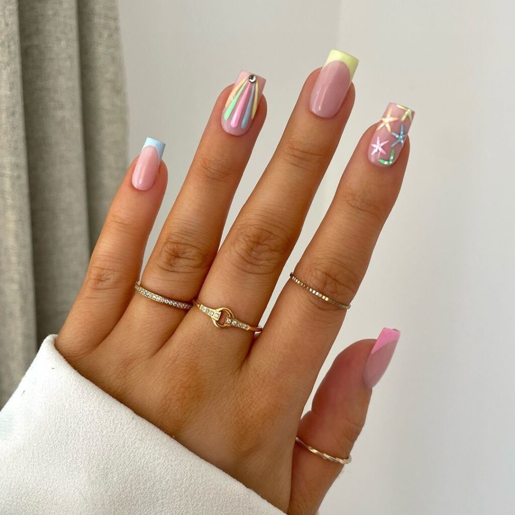 unhas de concha em tons pastel