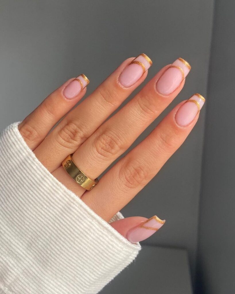 unhas de setembro com forro dourado