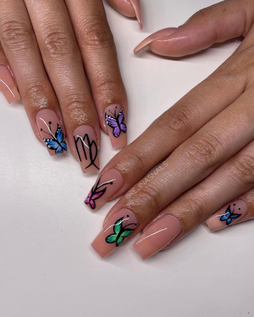 nail art de aniversário de virgem em unhas nude