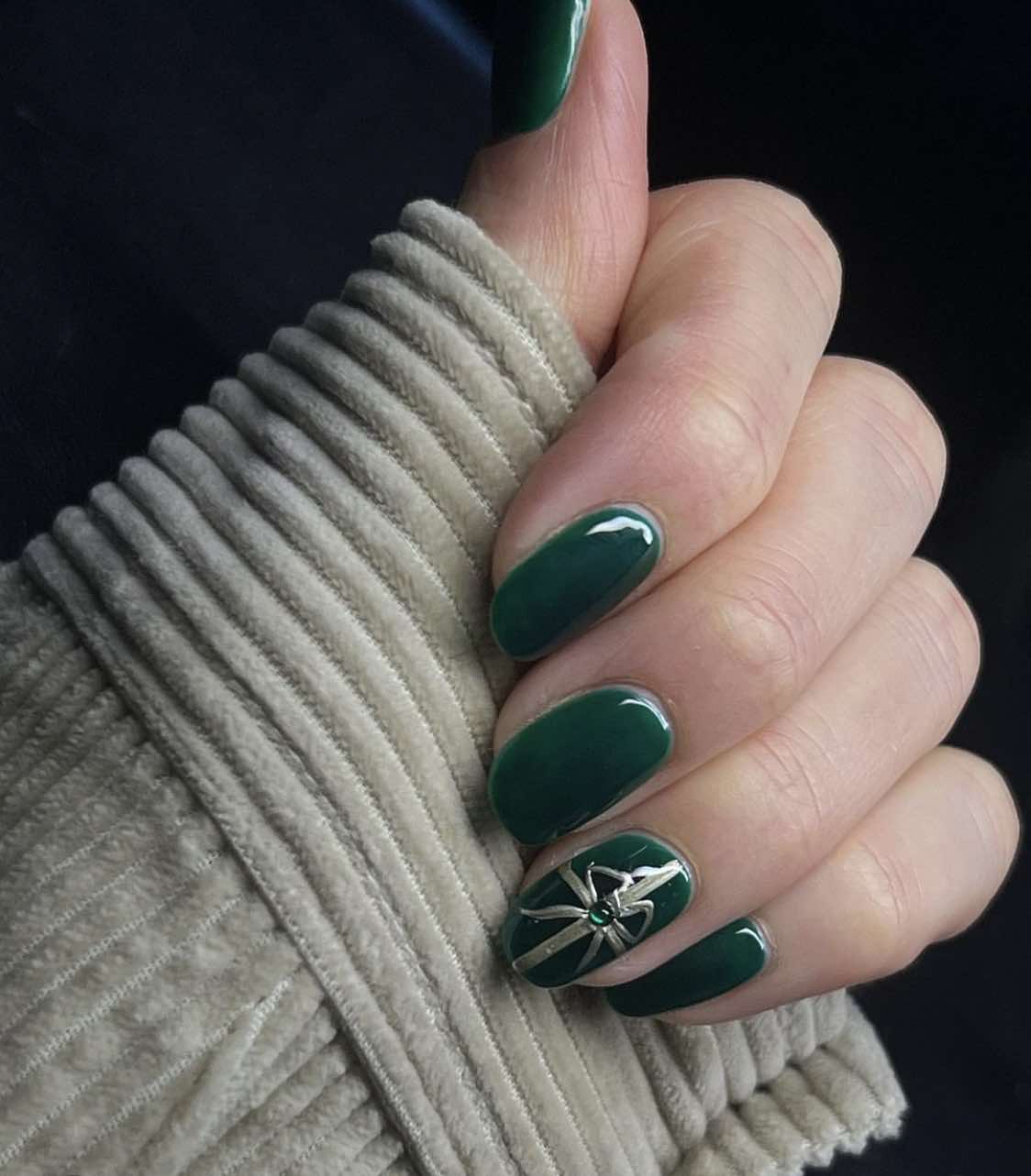 Design de unhas com arco verde