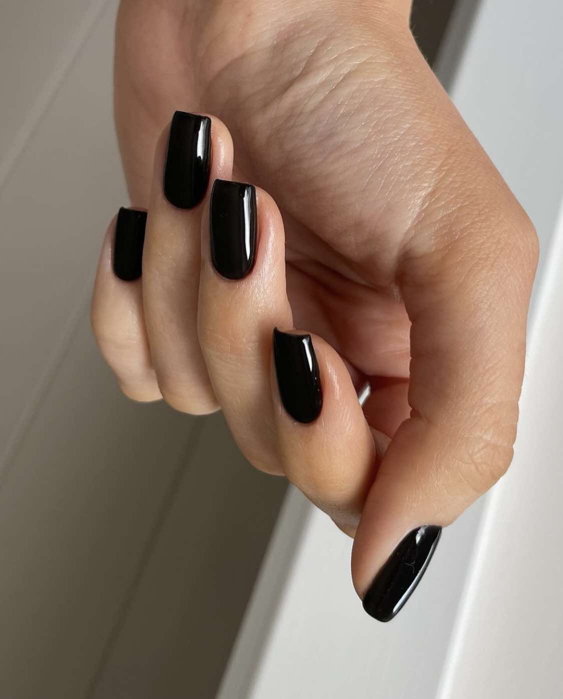 Uñas cortas clásicas negras de otoño