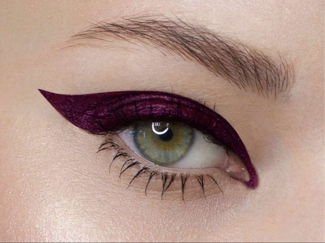 Maquillaje de ojos con delineador alado burdeos