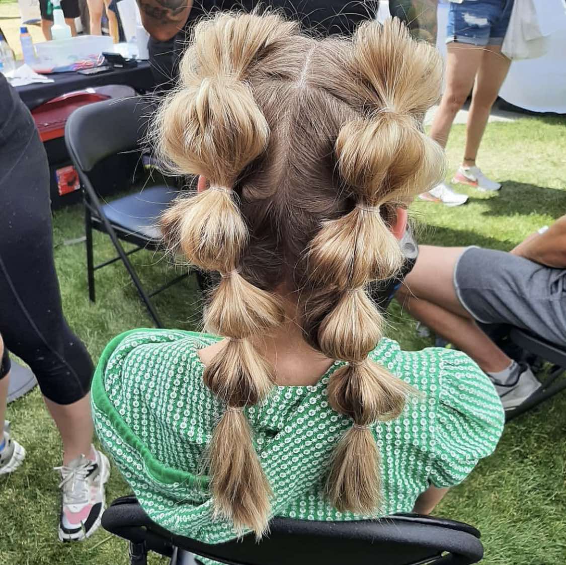 Cabelo para o dia de jogo com tranças duplas em bolha