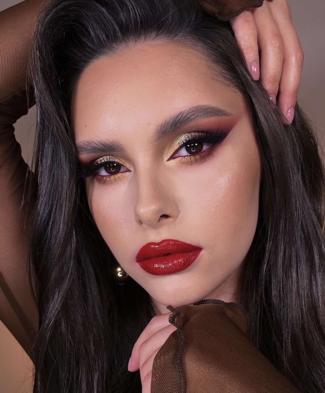 Maquillaje de ojos burdeos con pintalabios rojo