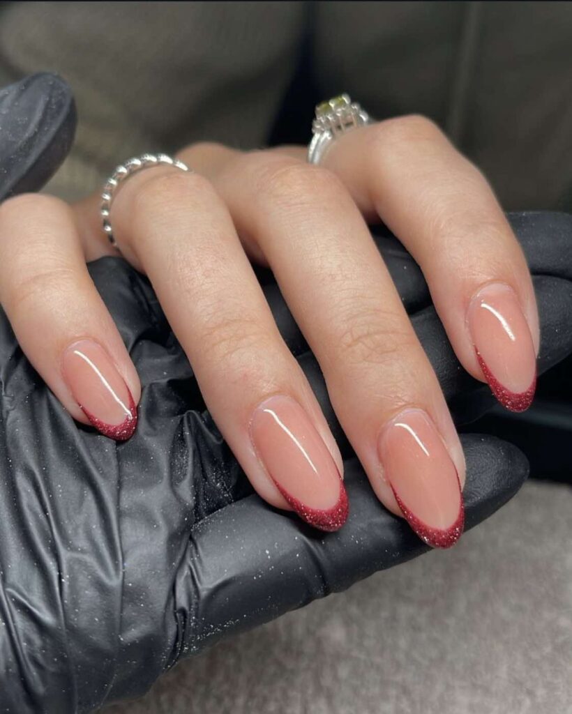 Ongles d'automne à la française, rouges et brillants, en forme d'amande