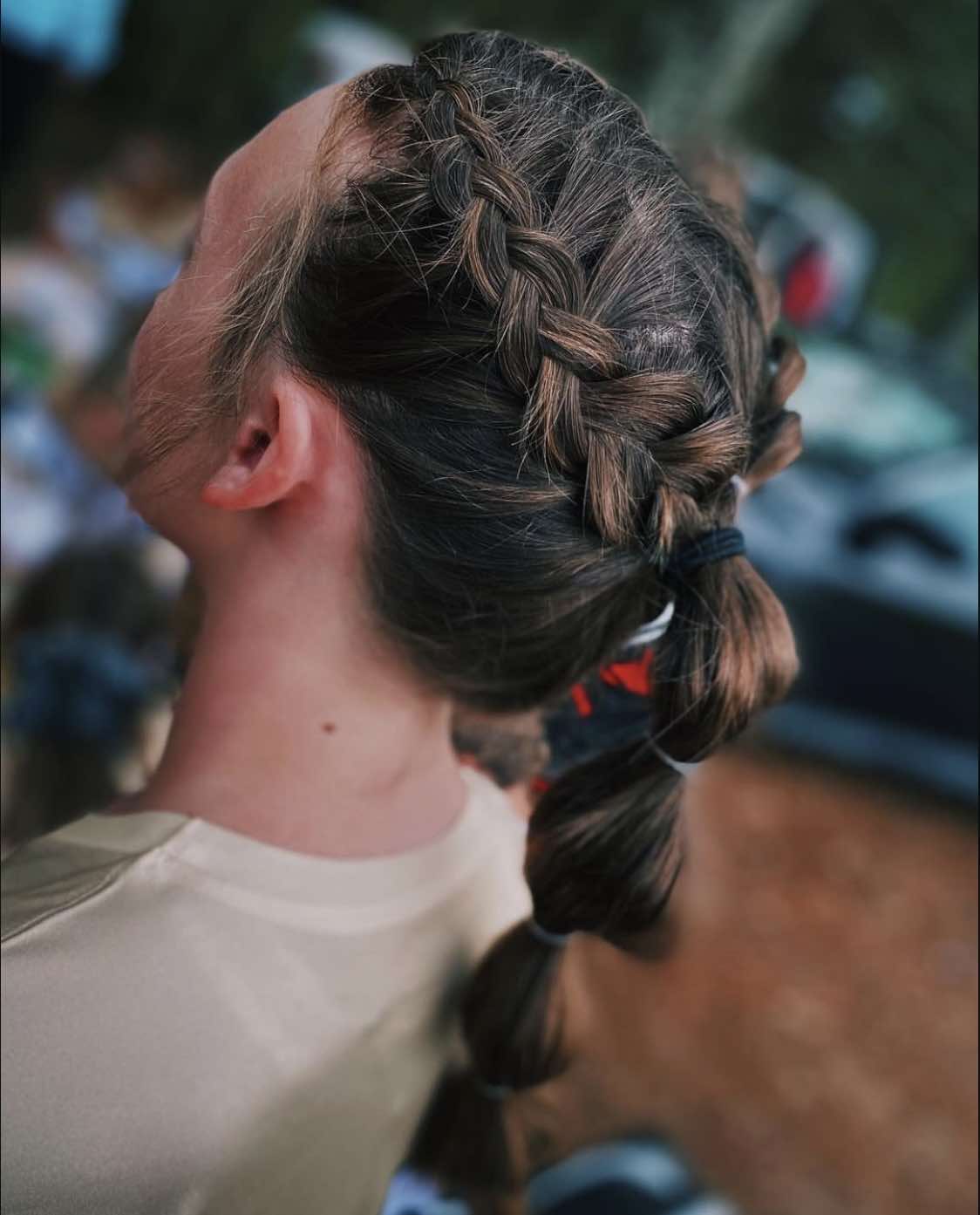 Trenzas holandesas dobles y coleta burbuja