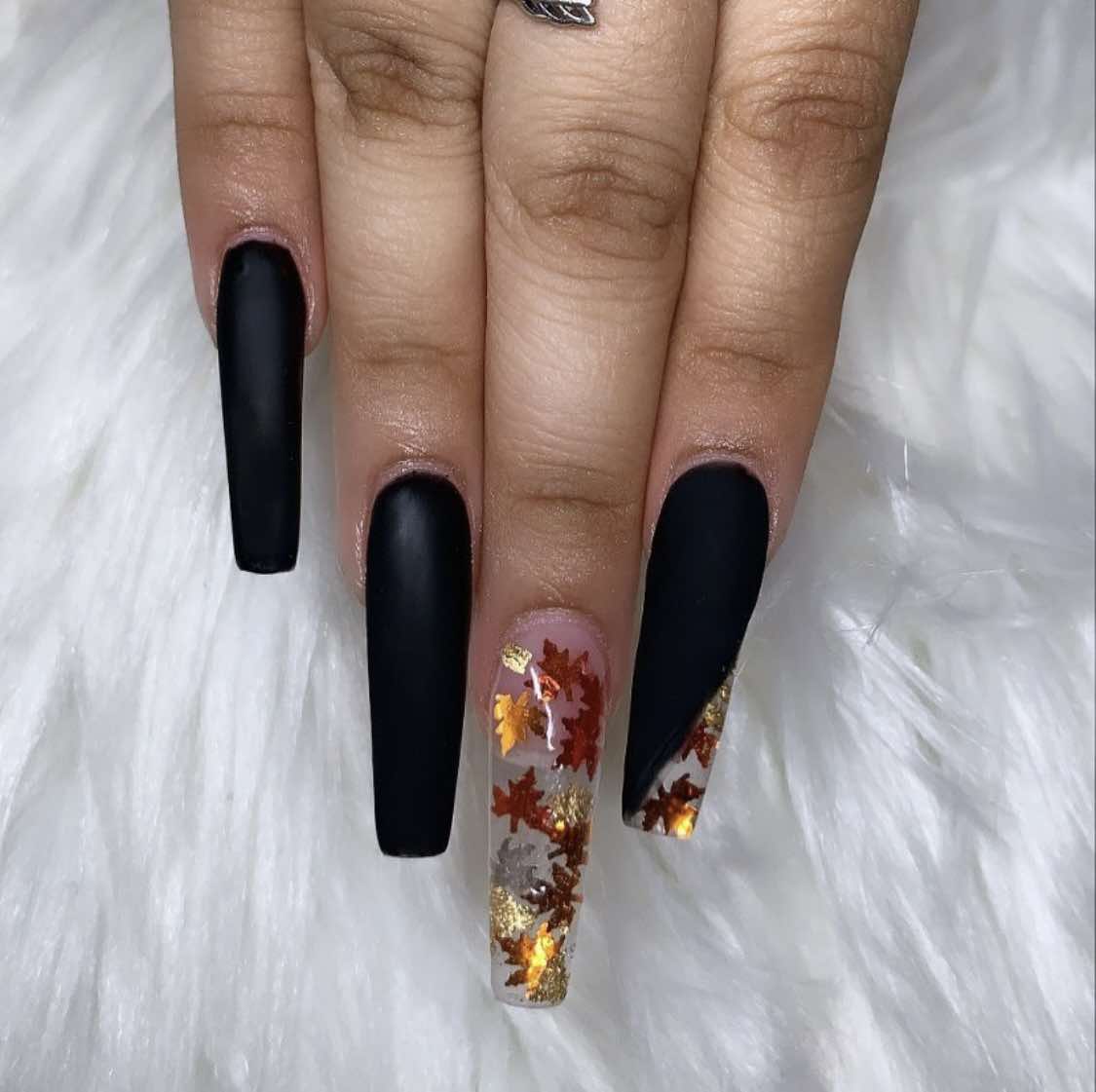 Uñas de otoño con hojas y negro mate