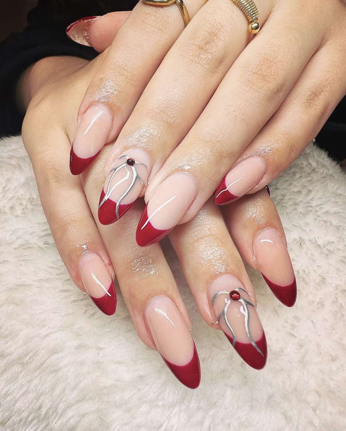 Design de unhas com laço francês vermelho