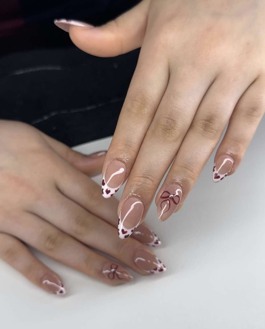 Design de unhas com corações e laços