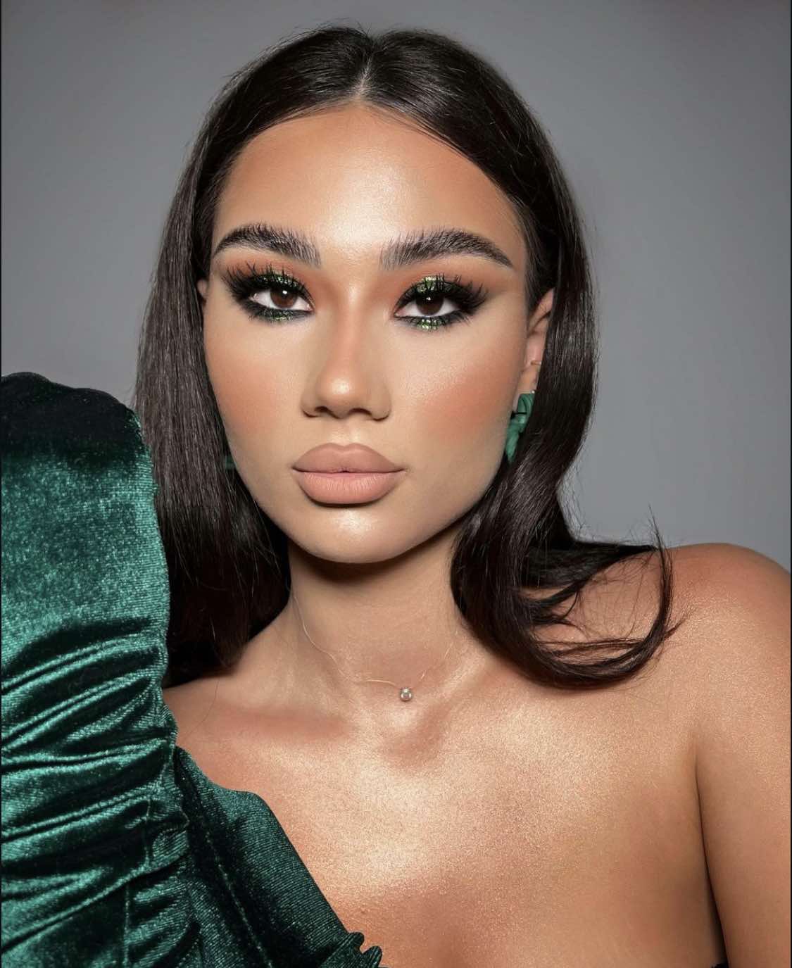 Ojos ahumados verde oliva Glam