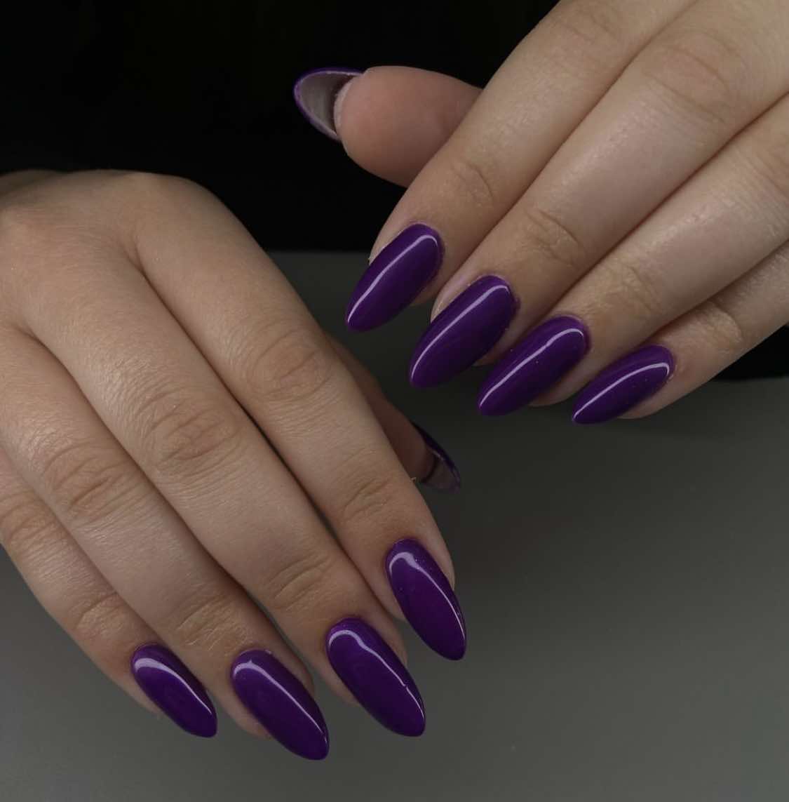 Ongles d'automne mauves aux amandes