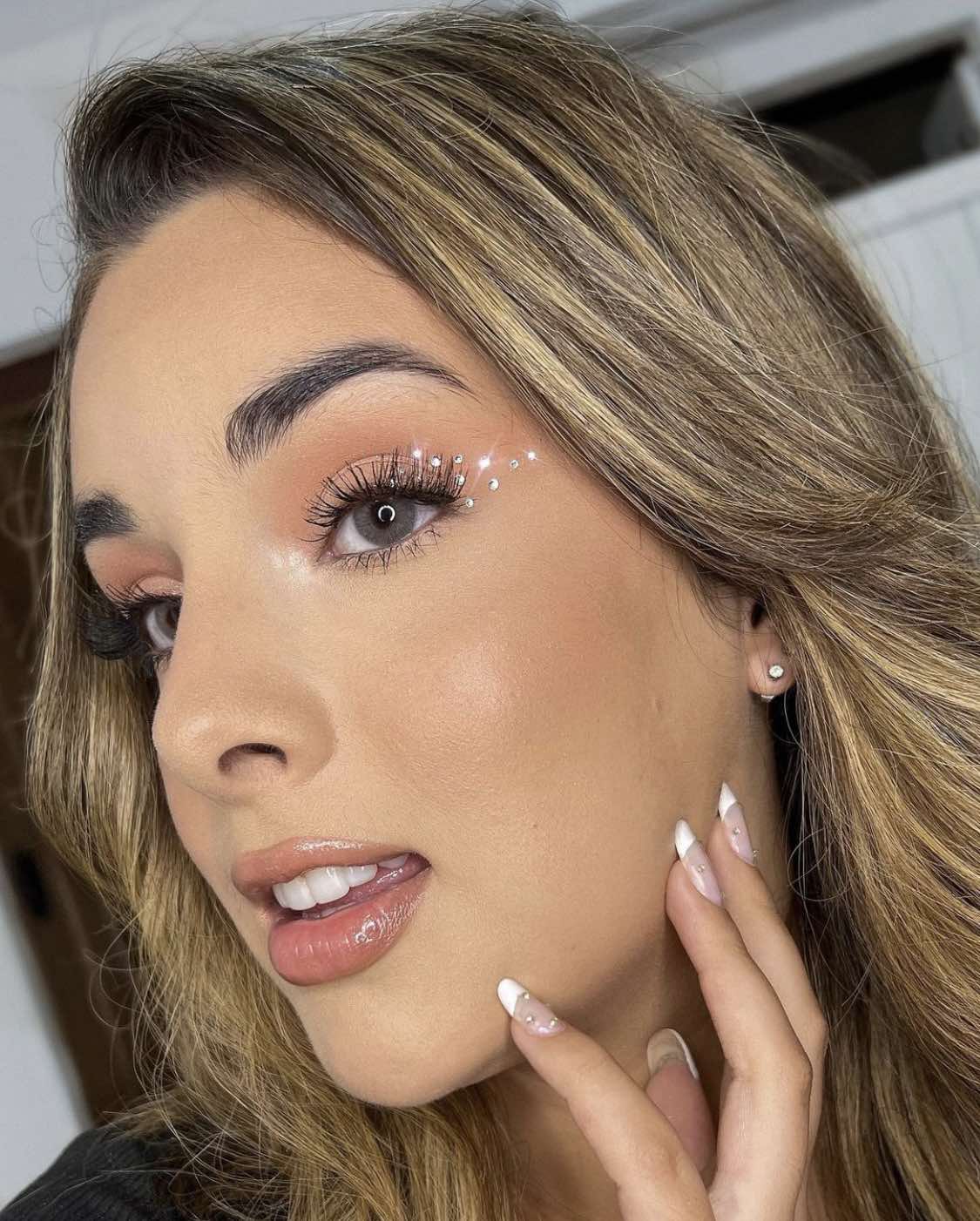 Maquillage de soirée avec strass