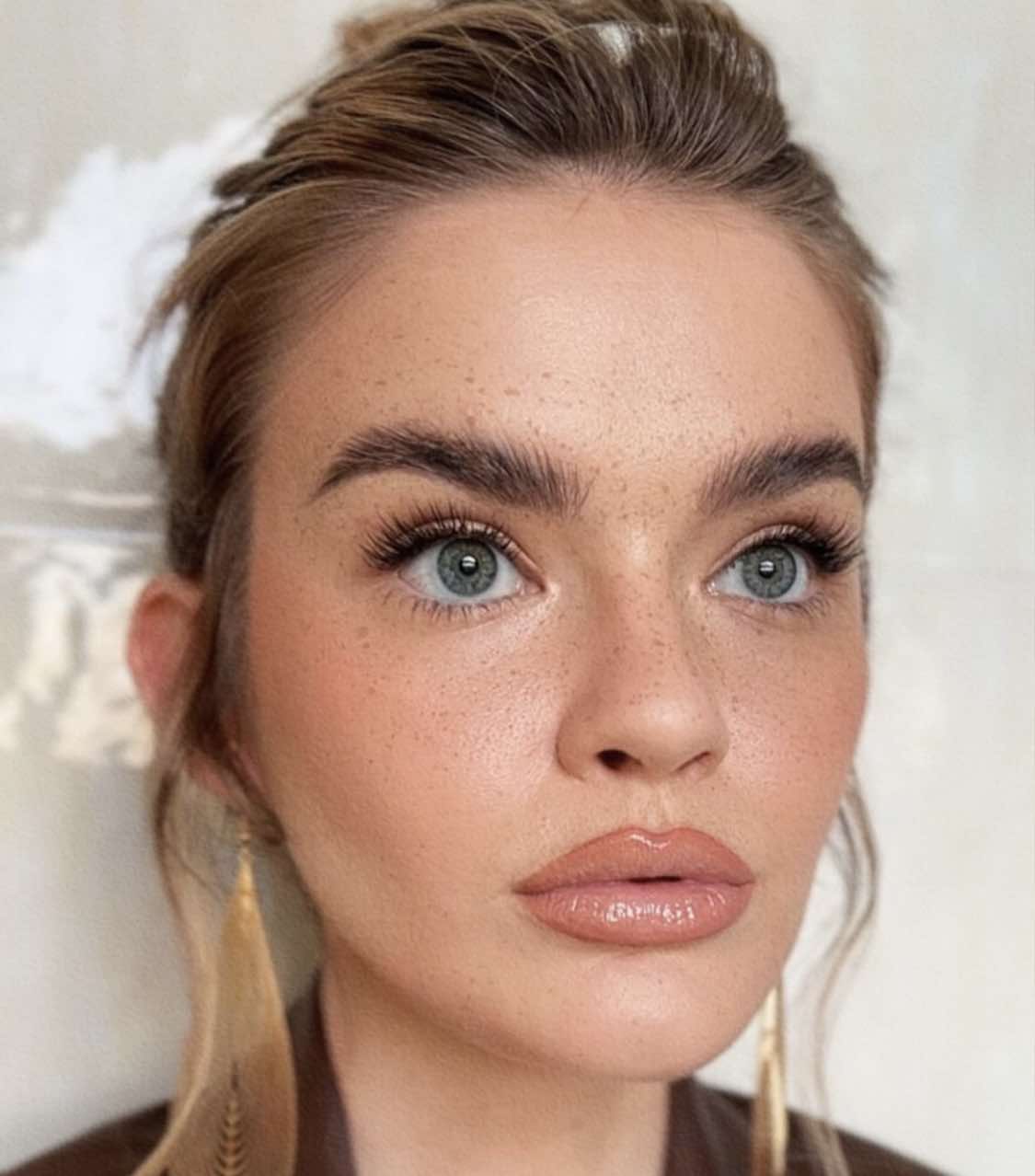 Maquillaje de otoño sencillo con pecas