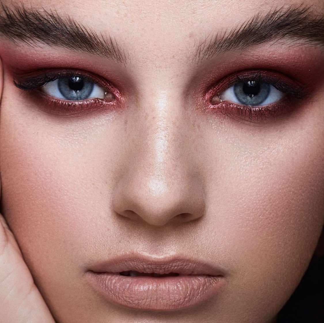 Maquillage rouge pour le bal de fin d'année