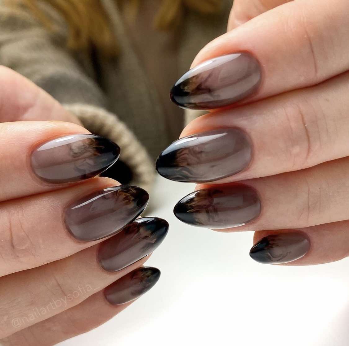 Uñas negras ahumadas de otoño