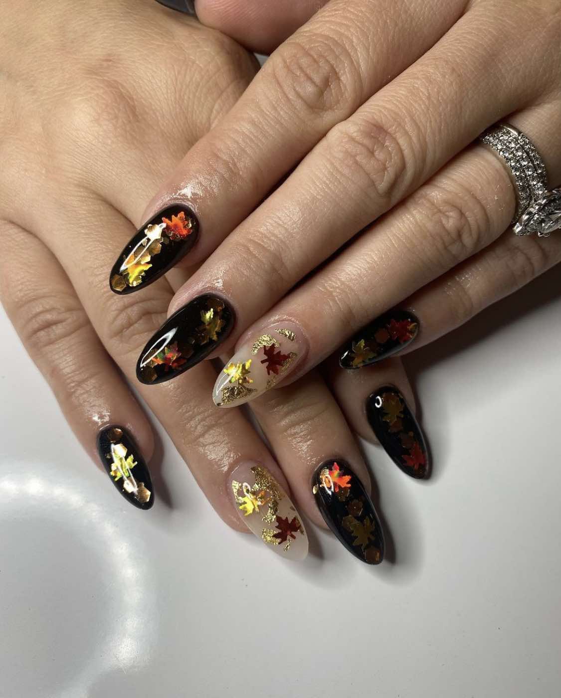 Ongles d'automne noirs aux amandes et aux feuilles