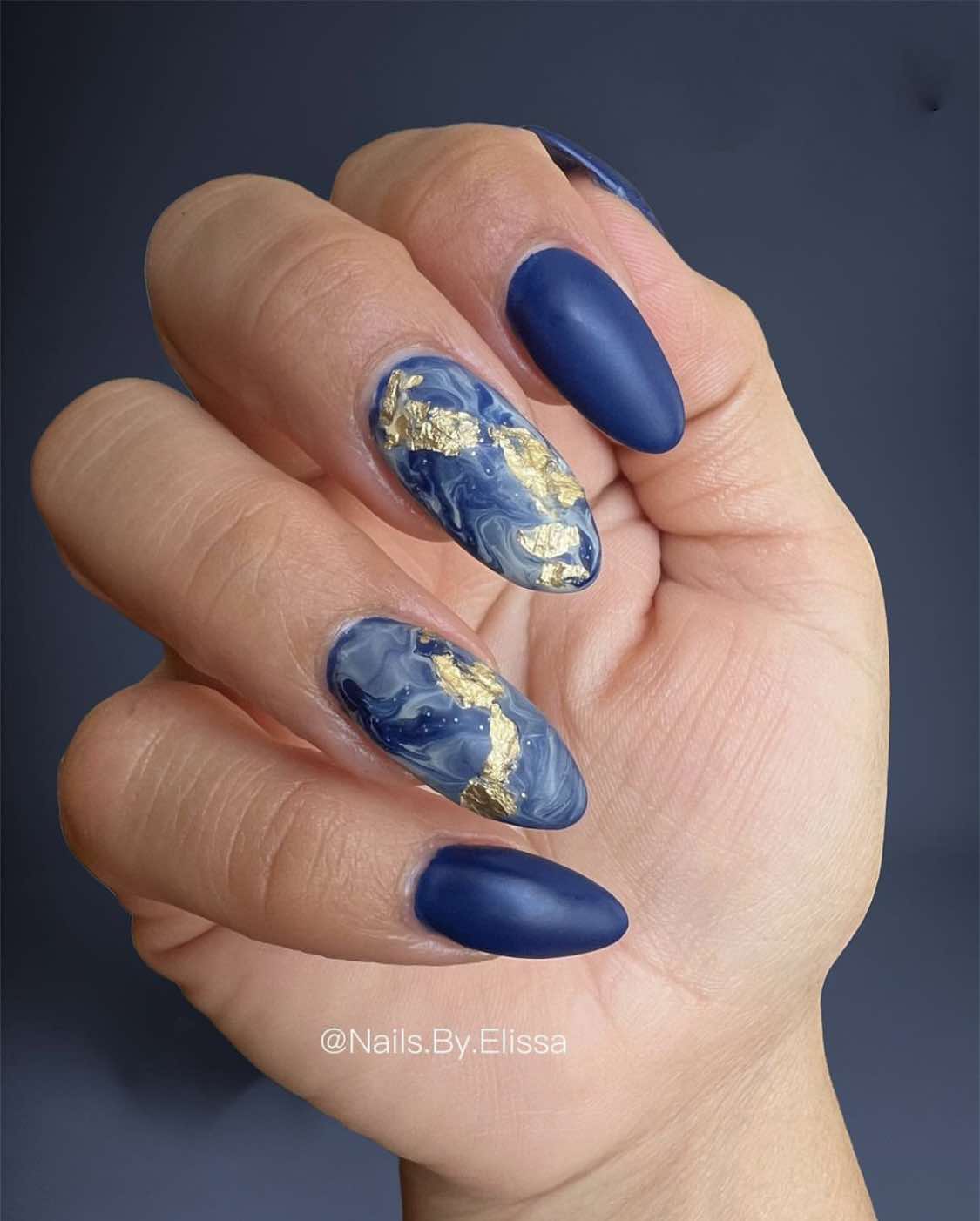 Ongles bleu mat marbré automne amande