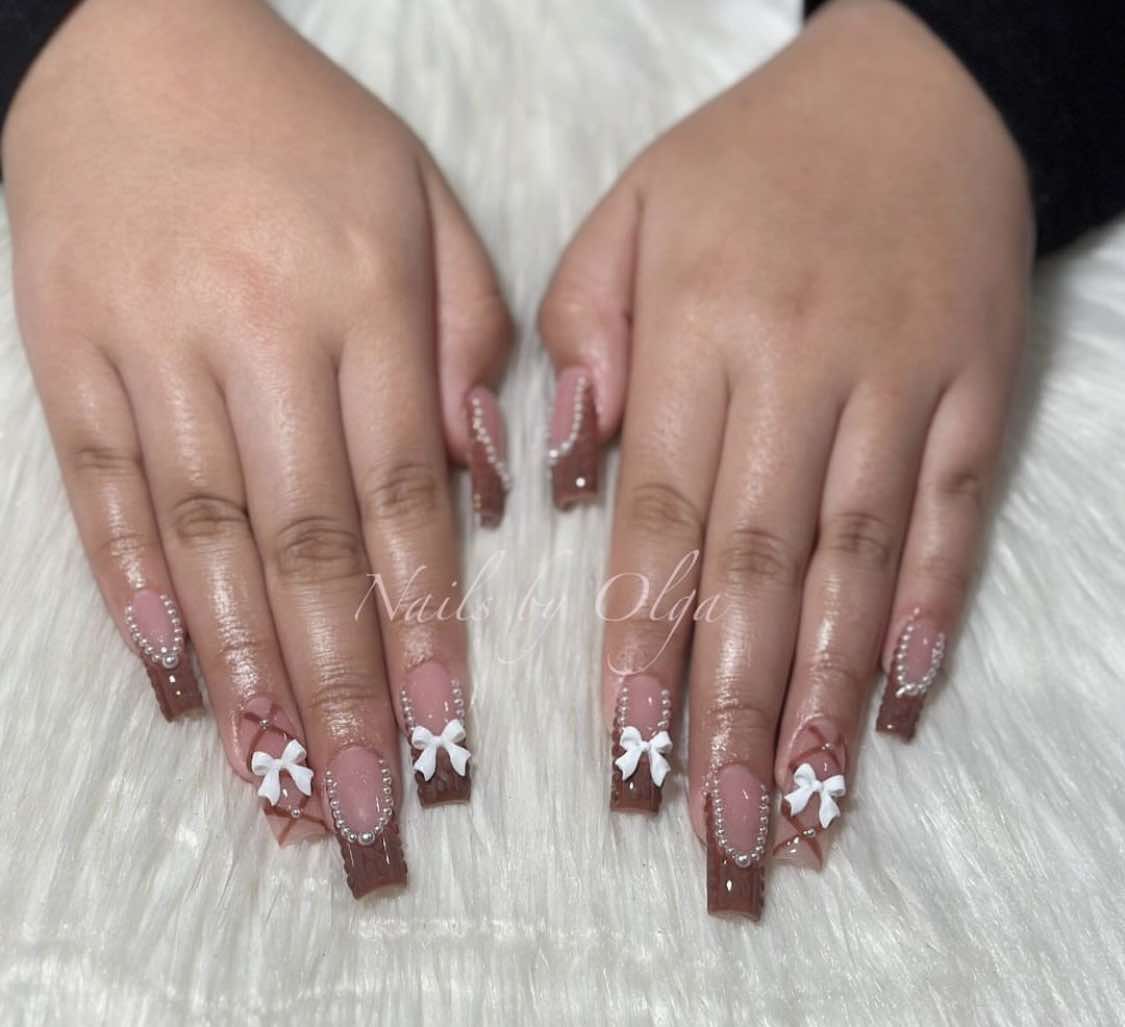 Design de unhas com laço castanho