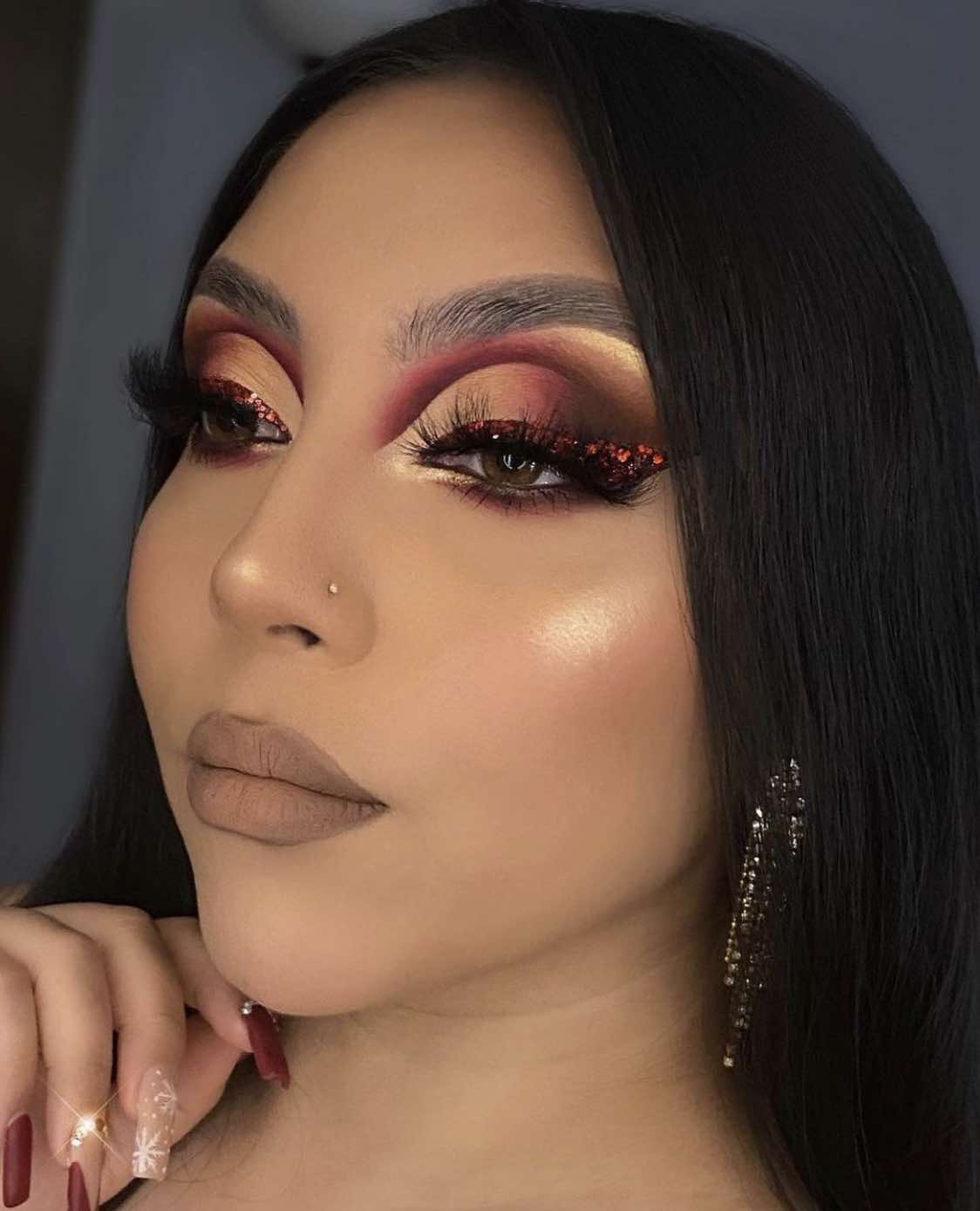 Maquillaje de ojos nude y burdeos