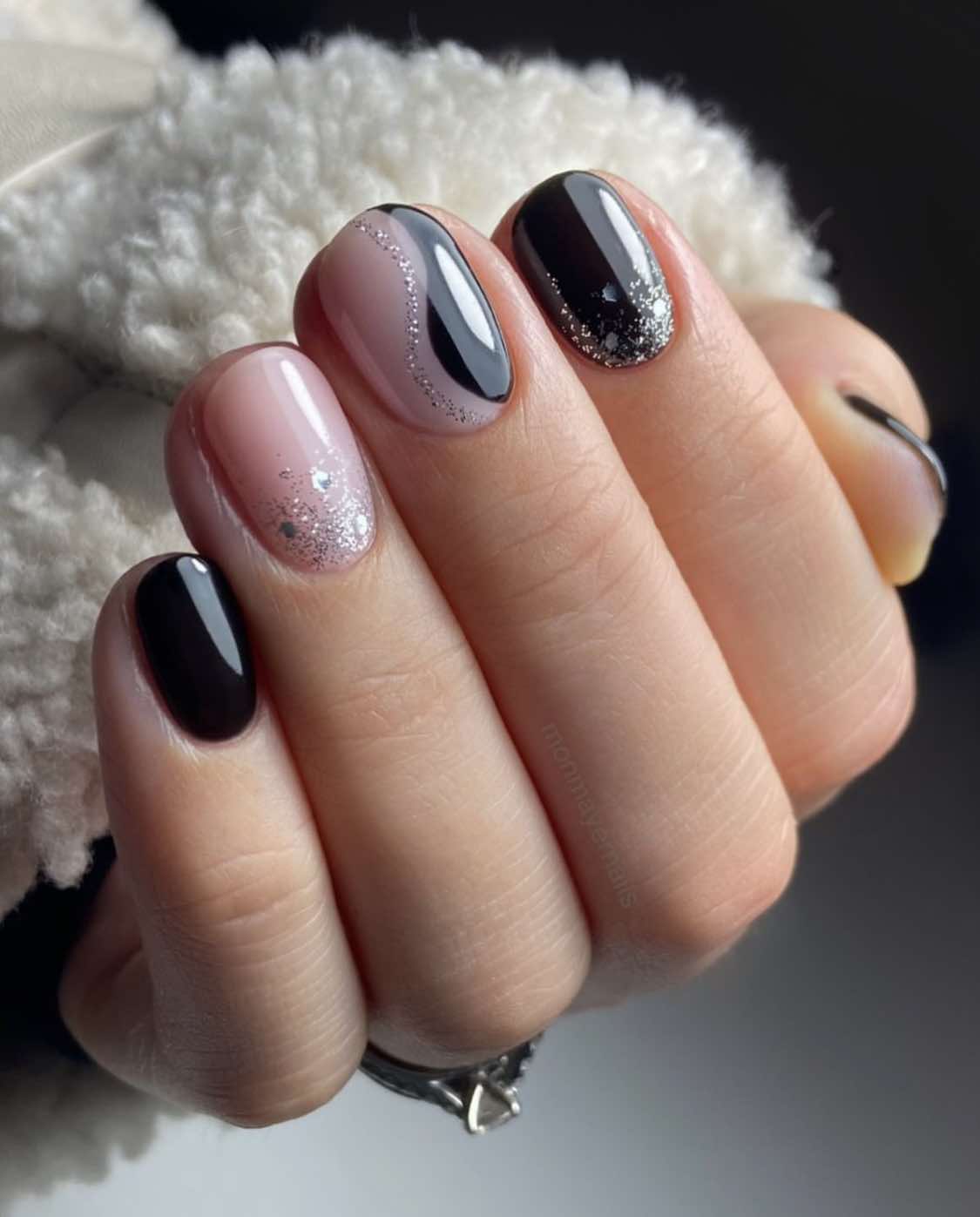 Unhas de outono curtas e brilhantes em preto