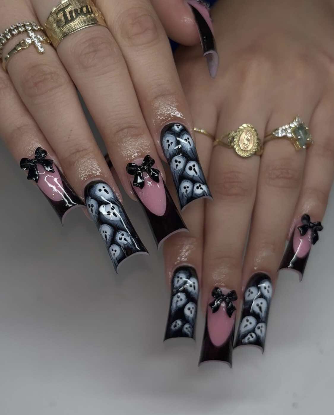 Design de unhas com laço para o Dia das Bruxas