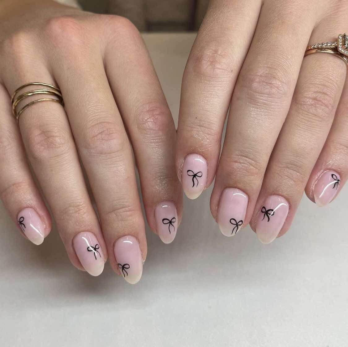 Design de unhas com laço delicado